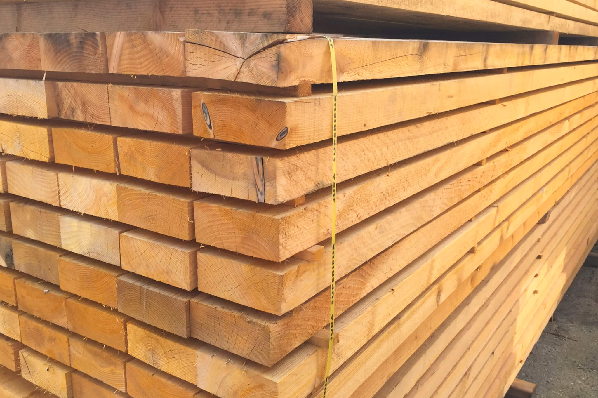 Bois Bruts Bois bruts, bastaings, chevrons, madriers, plinthes rouges et garde corps rouge.